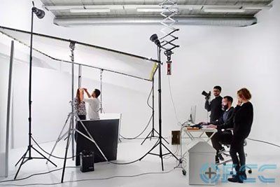 摄影棚布景轴电机电路图_电路图分享 相信对不少人来说,彷佛已成了习惯般,去到哪个城市,先逛逛 Zara 再说,而当你随手拿起一件属意的 Zara 单品的当下下,你所不知道的是:每件服饰背后全都是透过庞大的数字营运才送到你眼前,有可能它在不到 48 小时前,才刚从西班牙飘洋过海抵达台湾,紧接着,跟着你回家。 这样的习惯养成自然,人手一件 Zara,绝非偶然。短短 40 年,Zara 专门店遍布全世界 88 个国家,开设 6746 间分店。 Inditex 集团旗下 8 个品牌,光是去年,年销售服饰总类达九亿种之多,成功的营运模式
